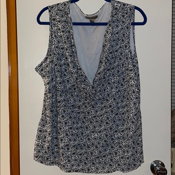 Sleeveless lined V neck top - Picture 1 of 4